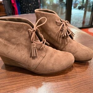 Dr. Scholls sz8.5 faux suede tan lace up memory foam booties